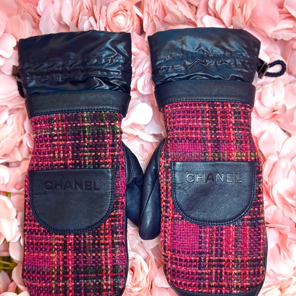 CHANEL Coco Neige Pink Tweed Pink Navy Leather Mittens - Picture 1 of 7